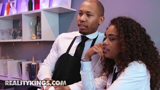 Reality Kings - Dana DeArmond és Scarlit Scandal kúrnak a pincérrel
