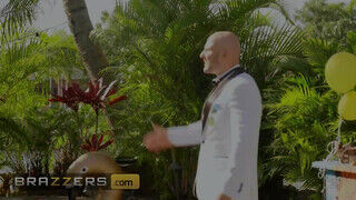 Brazzers - Victoria June kúr a pincér pasassal