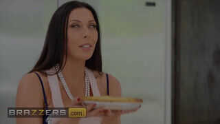 Brazzers - Rachel Starr nem csak főzni imád a konyhában
