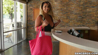 Bangbros - Nina Kayy és a termetes meglepetés
