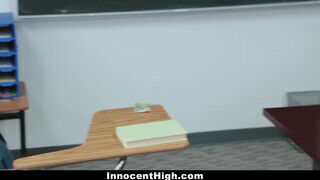 InnocentHigh - Izzy Bell a tanár előtt kamatyol