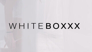 WHITEBOXXX - Vanessa Decker gyengéden kupakol
