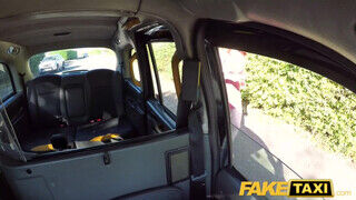 Fake Taxi - Alex Harper beindult a taxiban