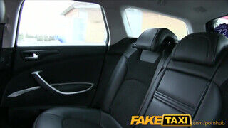 FakeTaxi - Zsenge nőcit megbasznak a hátsó ülésen