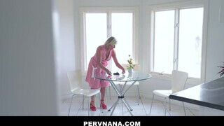 Perv Nana - Payton Hall imádja a rúdat