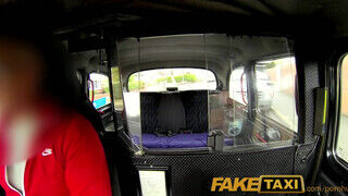 FakeTaxi - Anna Darling hancúrozik a sofőrrel