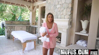 Mofos - August Ames megmutatja az isteni olajos csöcseit