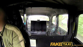 FakeTaxi - Vékony nőci lovagol a taxison