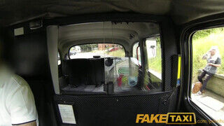 Faketaxi - szőrös pinájú milf szuka hancúrozik egyet