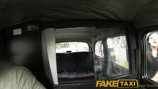 FakeTaxi néger hajú angol nő méretes rúdat szop
