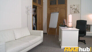 Fake Agent - Lilu Moon imád a castingon kefélni