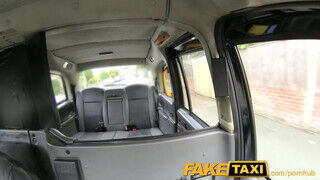 FakeTaxi - bögyös milf pipi tövig benyeli a hímvesszőt