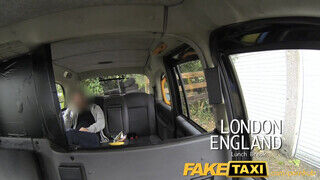 FakeTaxi - maga mutogató nőci a taxiban
