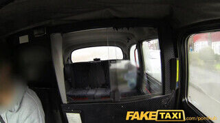 FakeTaxi - kettő bögyös csajszi kettő faszra