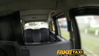 FakeTaxi - ez a gádzsi sem tud ellenállni a óriási fasznak