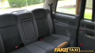 FakeTaxi - Kitetovált csöcsös maca szeret kettyinteni