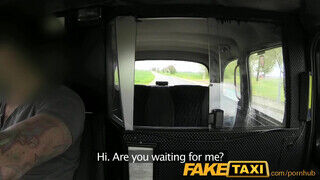 FakeTaxi - aranyos világos szőke gádzsi imádja a óriási hímvesszőt