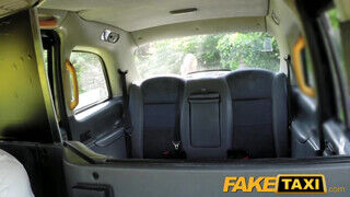 FakeTaxi - bögyös lány szexelni jött, nem utazni