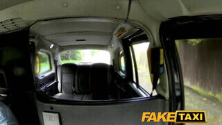 FakeTaxi - világos szőke Milf keményen kedveli