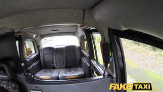 Fake Taxi - Holly Kiss a csöcsös világos szőke milf