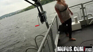MOFOS - Cherlyn a gigantikus cicis zsenge csaj