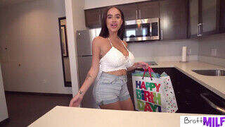 BrattyMILF - Victoria June a szuper izgató anyuci