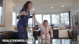 Reality Kings - Stacy Cruz és Isabella De Laa édeshármasban dugnak