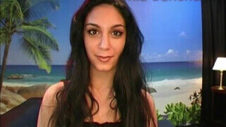 Mia Sanchez feldug egy hatalmas dildot