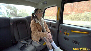 Fake Taxi - Giada Suicide a zsenge tetkós pipi
