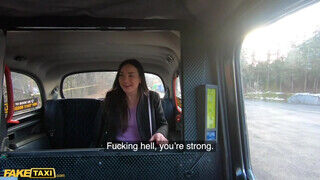 Fake Taxi - Nataly Gold kupakol a taxissal