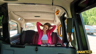 Fake Taxi - Sportos csajszi megkettyintve a taxiban