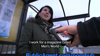 PublicAgent - csajszika a buszmegállóból