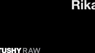 TUSHYRAW - Rika seggel lovagolja meg a termetes farkat