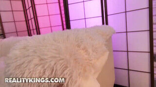 Reality Kings - Leah Meow a szenvedélyes jelmezes szuka