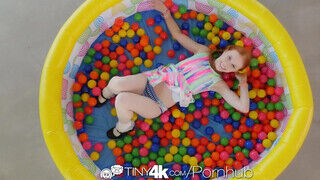 Tiny4K - Dolly Little a csábító vörös hajú zsenge