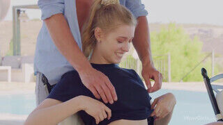 WOWGIRLS - Freya Mayer a medence partján