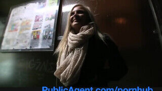 PublicAgent - Termetes csöcsű szöszi
