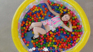 Tiny4k - Dolly Little a kicsike kannás vörös