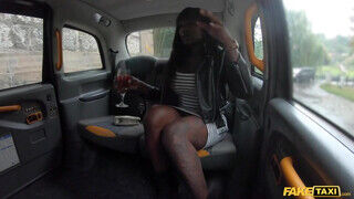 Fake Taxi - Óriás cickós csoki milf megkúrva