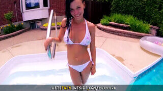 Let's Fuck Outside - Óriási mellű milf a medencénél