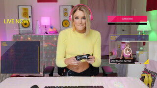 Emma Hix a vékony gamer milf