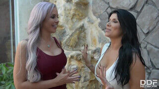 Nina Elle és Romi Rain édeshármasban szexelnek