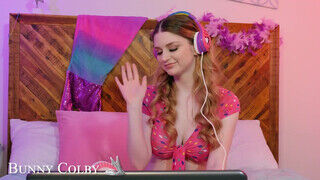 Naughty America - Bunny Colby a méretes csöcsű streamer gádzsi
