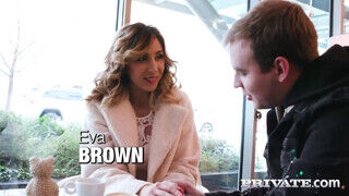 Private com - Eva Brown három csoki hapsival kúr
