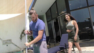 Abella Danger a hapsija előtt kefél