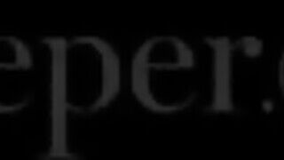 Deeper - Queenie a bűbájos méretes csöcsű milf