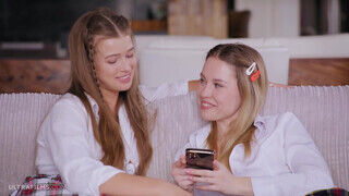ULTRAFILMS - Erika Eden és Olivia Sparkle a sulis lesbi csajok