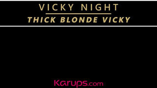 Vicky Night kényezteti a punciját