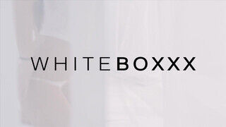 WHITEBOXXX - Eveline Dellai fenékbe kurelva