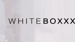 WHITEBOXXX - Isabella De Laa megkettyintve a kanapén